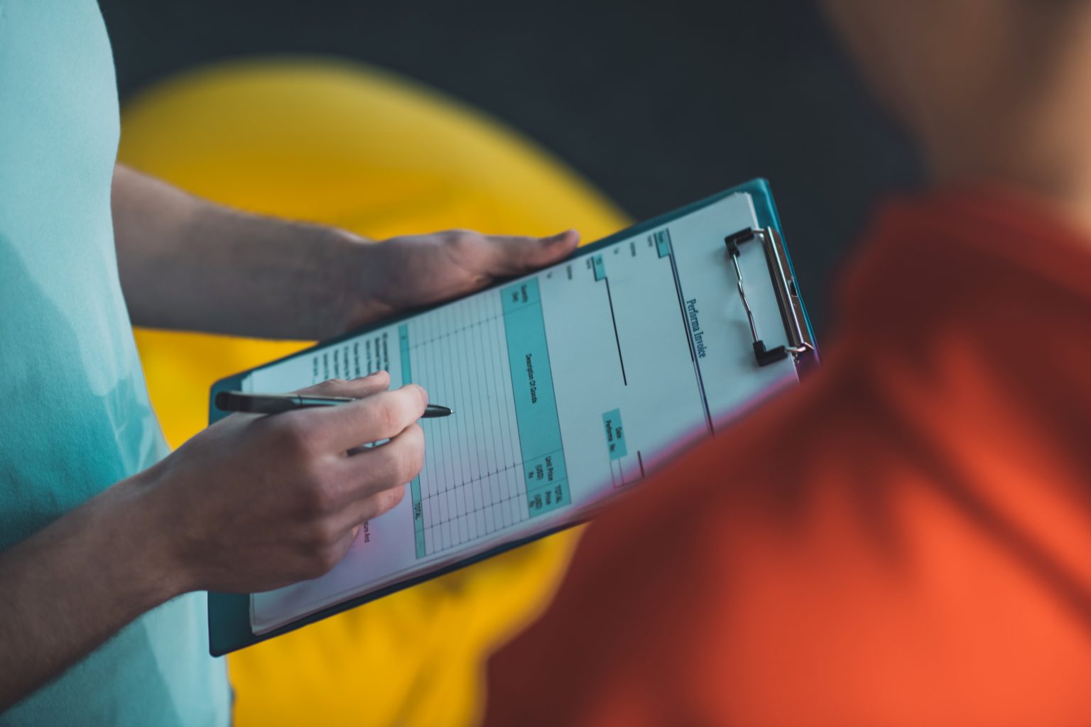 Человек за дверью. Мужчина с закрытыми глазами. Белый человек с дверью. Человек с закрытыми глазами. Счет в кафе.